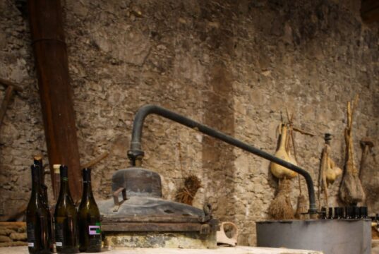 Камінь, мідь і тиша: як на Кіпрі народжується домашня горілка